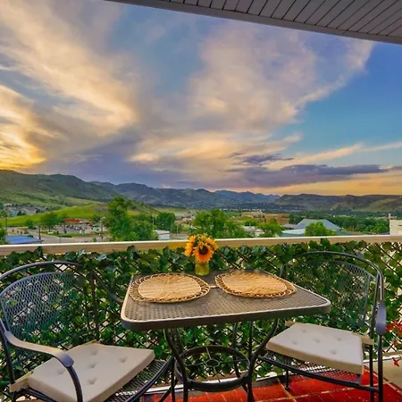 1M Views Penthouse Condo In Golden Foothills